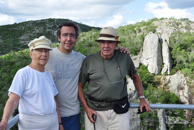 Com os pais, visitando o parque Salto del Penitente, região de Villa Serrana, no Uruguai